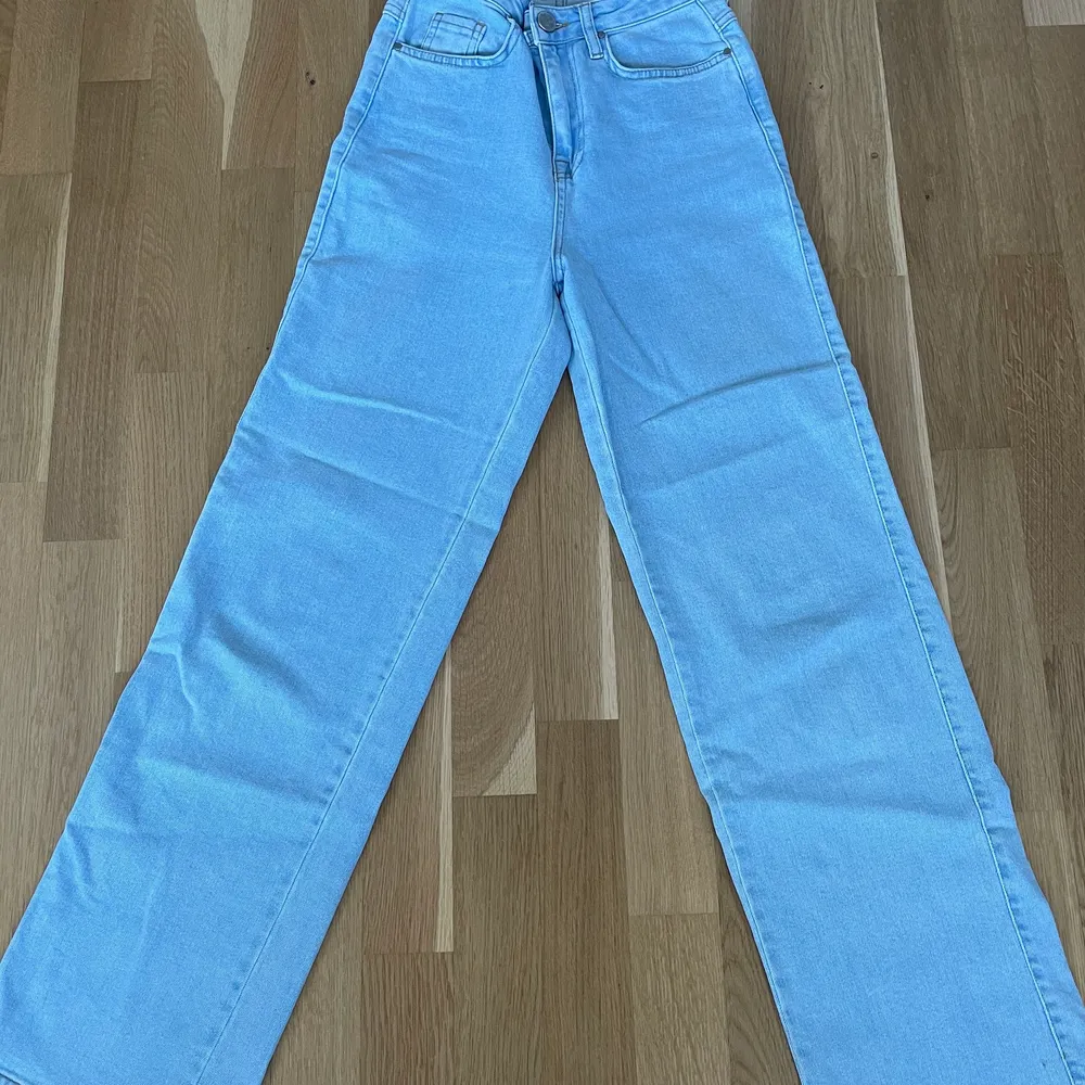 Raka ljusa jeans från Madlady. Sparsamt använda och inga synbara defekter. Skriv vid intresse eller frågor! Köpa gärna direkt<3. Jeans & Byxor.