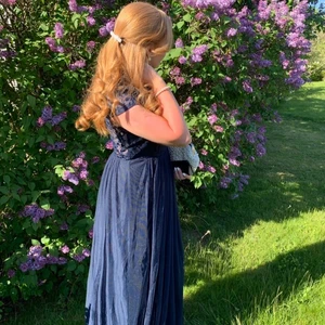 Söt och simpel balklänning - Klänningen är marinblå och i storlek 38 samt endast använd en gång. Budet börjar på 350 + fraktkostnader! ✨