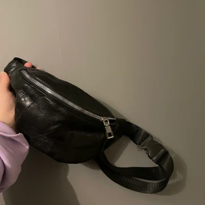 Midjeväska  - Midjeväska med fina detaljer i rymlig storlek🦋 tveka inte att höra av er vid minsta fundering eller intresse!💕 frakt på 51kr tillkommer 📦