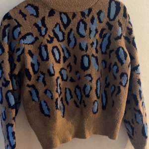 Fin stickad tröja med blå leopard mönster