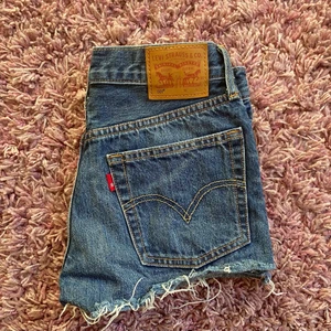 Lågmidjade Levis shorts - Sååå snygga lågmidjade Levis shorts som tyvärr är för små för mig. Använd endast kanske en gång då de alltid har varit lite för små. Som ny! 