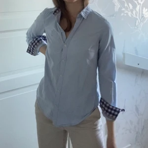 Simpel skjorta med detalj - Figursydd skjorta