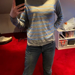 Randig zara tröja  - En randig tröja från zara! Den är använd ett par fåtal gånger och jag säljer den för att jag inte använder den. Den är i storlek medium men den passar absolut en small. Skriv privat för frågor!