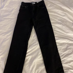 Raka jeans från berhska  - Använd ett fåtal gånger. Storlek 36, straight svarta jeans 