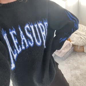 Tröja - Stickad tröja från weekday med tryck! Storlek S, men från herravdelningen därav lite oversized