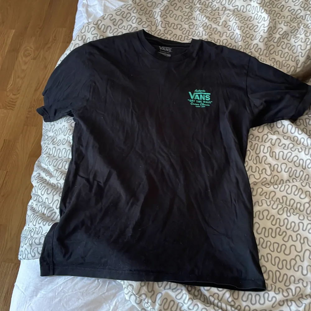 En vans t-shirt inköpt i somras och använd men är i ny skick. Stl M. 150kr+frakt. T-shirts.