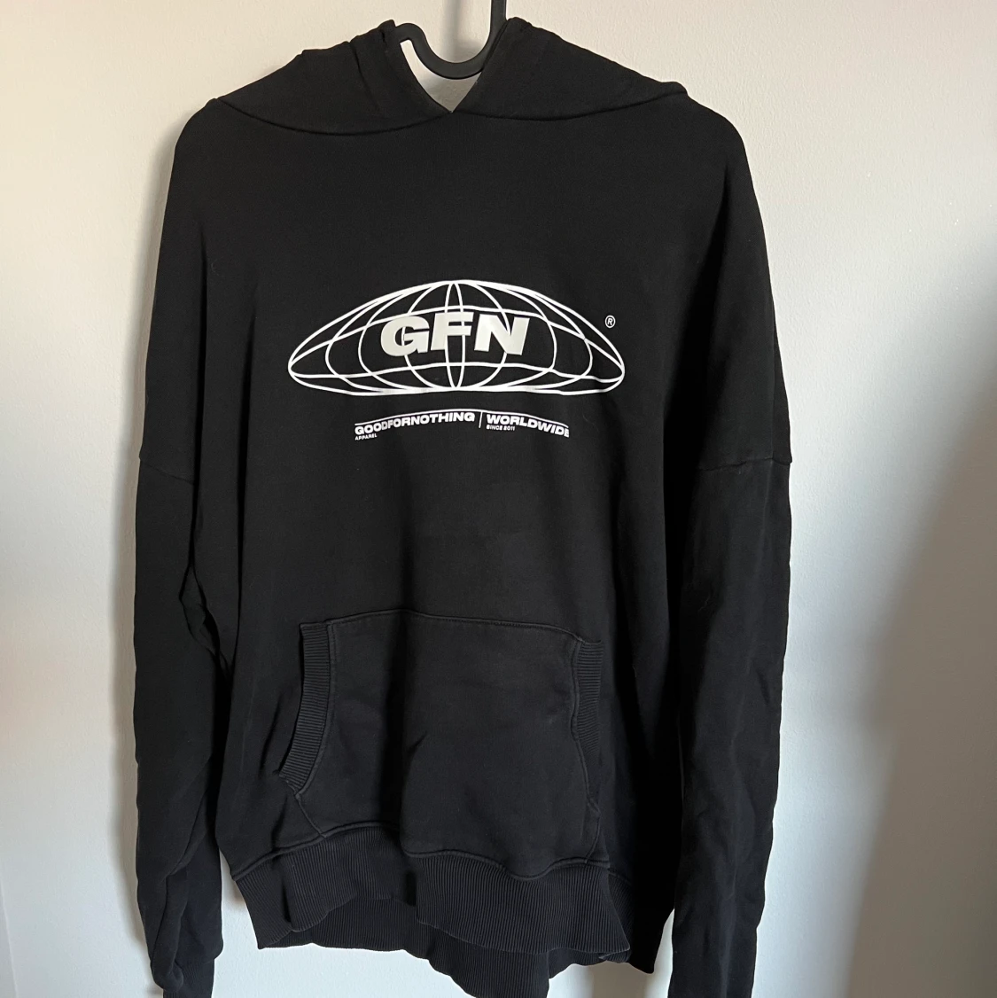 Svart hoddie m tryck