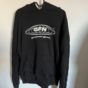 Svart hoddie m tryck  - Nyskick. 