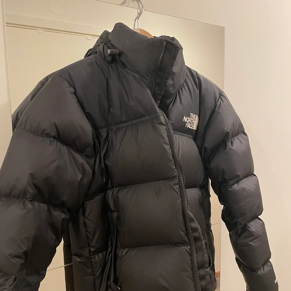 Säljer min North Face jacka. Köpt oktober 2020 för 2799:-. Använd men i mycket gott skick, förutom ett litet hål vid dragkedjan (se bild). Storlek S. Kan mötas upp i Stockholm med omnejd. Pris kan diskuteras vid snabb affär. . Jackor.