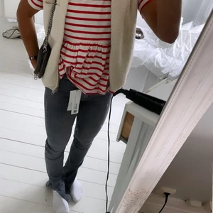 Zara split jeans gråa  - Säljer ett par zara split jeans gråa med en slitning vid ena bakfickan (se sista bild) går säkert att laga med nål och tråd enkelt. Därav billigt pris 