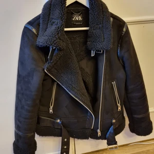 Jacka - Jacka från zara. Köpt för 1 år sen ungefär använd max 5 gånger 