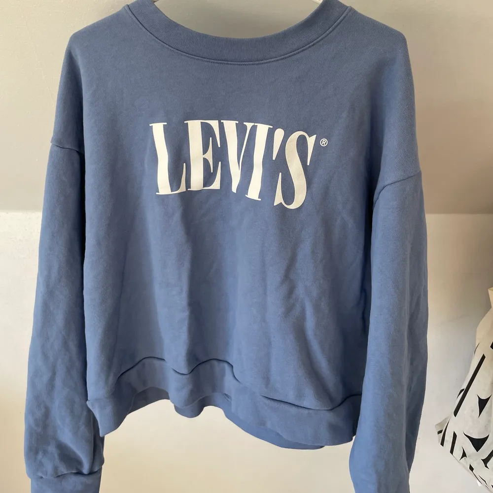 En mellanblå  sweatshirt från levi’s i storlek L men är ändå inte jätte stor,nästan aldrig använd och är i fint skick. Tröjor & Koftor.