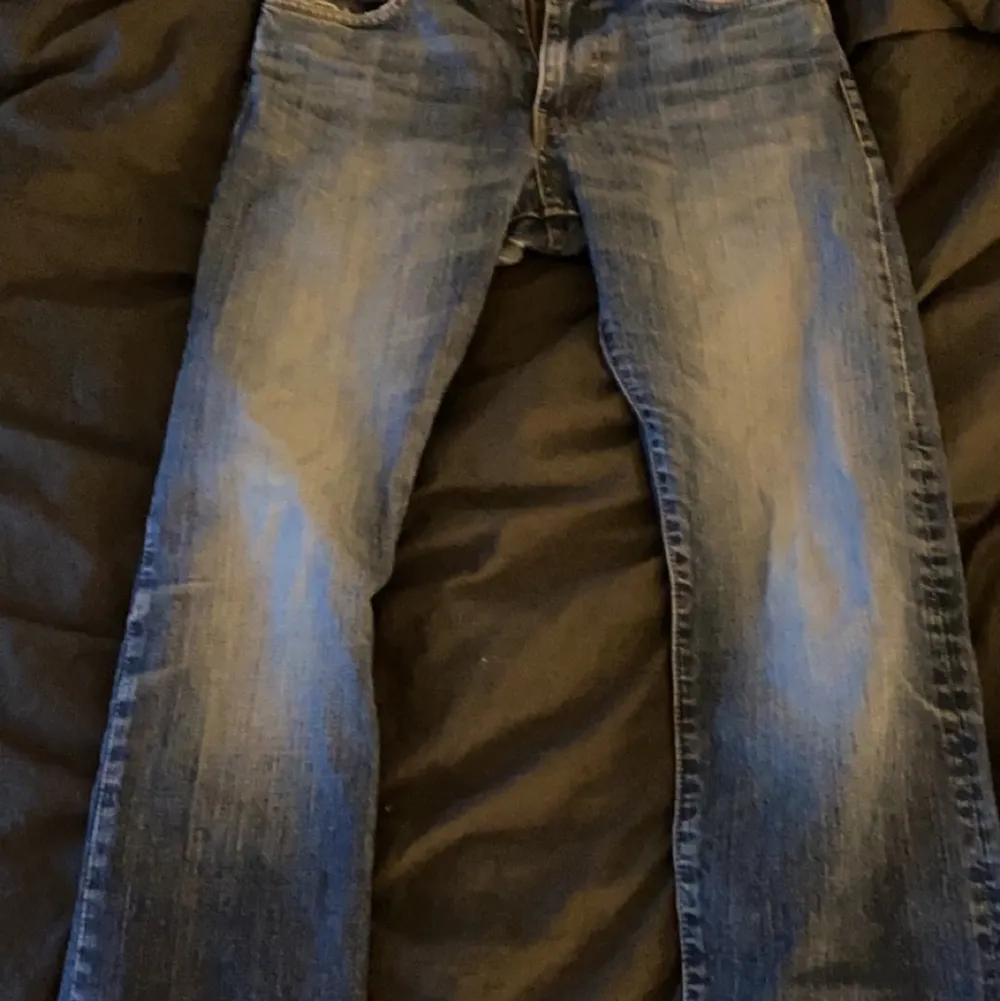 Blåa jeans som ej kommer till användning . Jeans & Byxor.