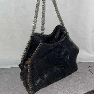 Svart väska - Skinn imitation, rymlig med dragkedja