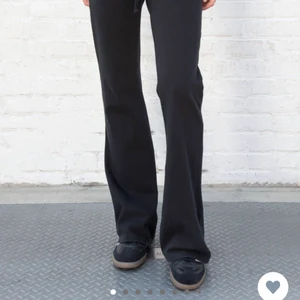 Yoga pants - Supersköna och snygga yoga pants från Brandy Melville!! Utsvängda och är low/ mid rise! Köpta för ca 350kr och aldrig använda (prislappen sitter kvar)💋💋