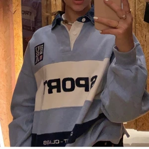 Sweater - Säljer denna sweater från second hand! SUPER SNYGG men tyvärr inte fått mycket använding för! sytt upp till midjelängd hos skräddare, därav priset lite dyrare 💞 FRI FRAKT 