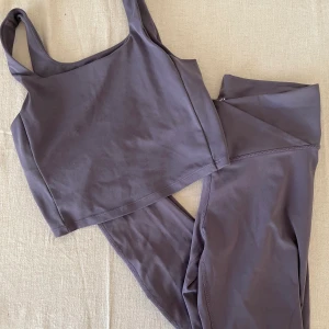 Träningssett  - Säljer detta fantastiska träningssett från Hm. ÄLSKAR settet men är dessvärre för stort. 