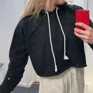 Croppad svart hoodie - Croppad svart hoodie med vita snören från Target. Säljs då jag har andra likadana.