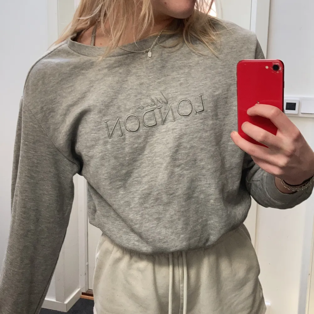 Grå sweatshirt från hm med ”when in london” brodyr. Jätteskön och är i bra skick. Hoodies.