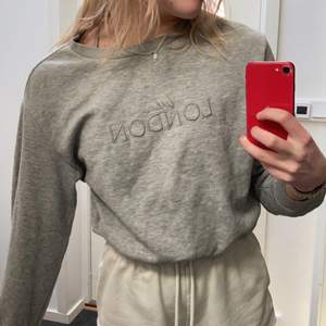 Grå sweatshirt från hm med ”when in london” brodyr. Jätteskön och är i bra skick