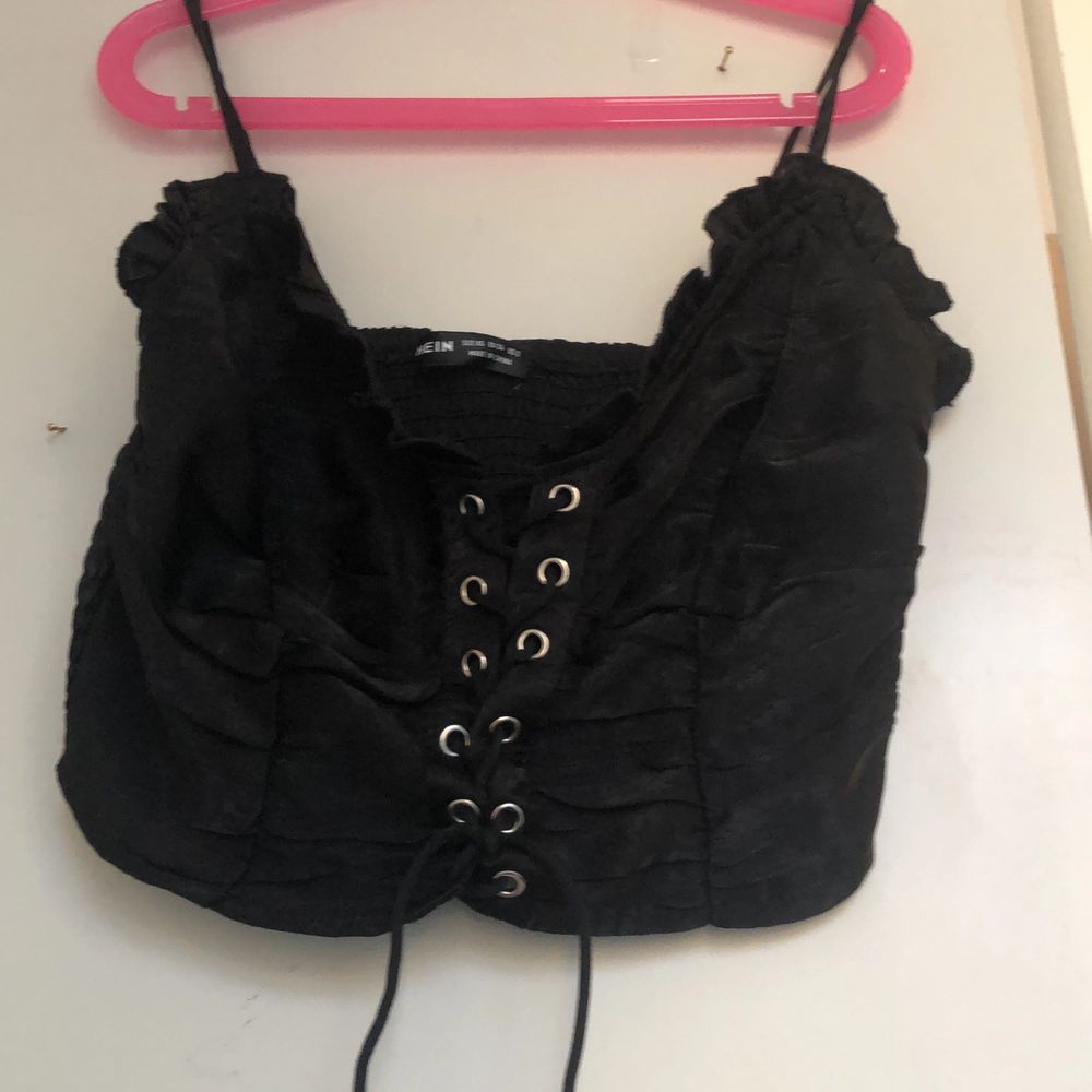 Jättegullig svart corsette top 😍 knappt använd!. Skjortor.