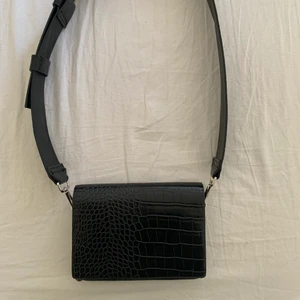 Carin Wester väska💕 - jag säljer en Carin Wester väska som knappt är använd. Den är köpt för 400kr så jag säljer den för 175kr. Den har 4 olika fack, om ni vill ha fler bilder eller vill veta något mer så kan ni barnskriks och fråga😇😇