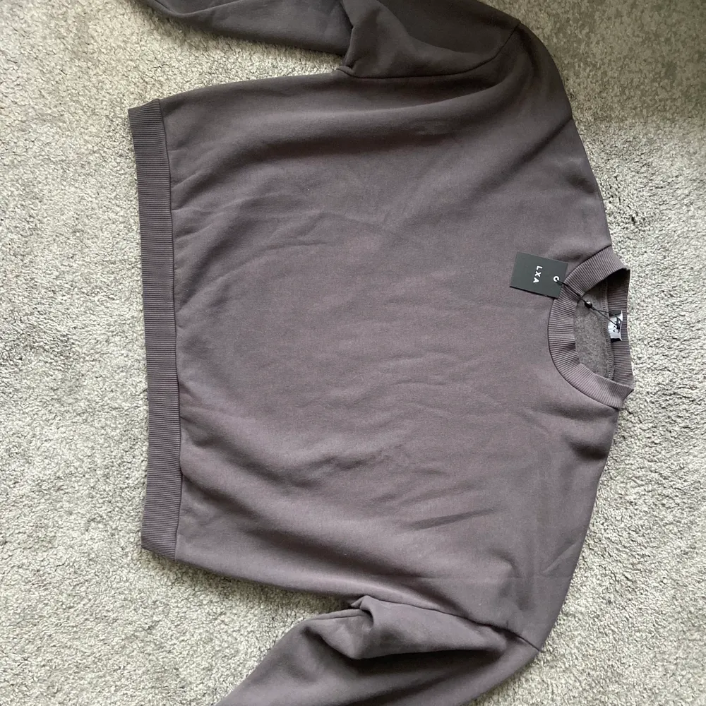 Helt ny sweatshirt från LXA med lappar kvar. Aldrig använd, endast provad. Storlek XL, den är också ganska croppad ner till.. Tröjor & Koftor.