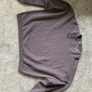 Helt ny sweatshirt från LXA med lappar kvar. Aldrig använd, endast provad. Storlek XL, den är också ganska croppad ner till.