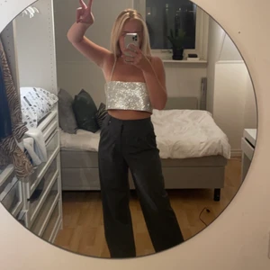 Glitter topp - Säljer denna glitter topp från Zara, aldrig använd med prislappen kvar! Storlek M-L men passar S också