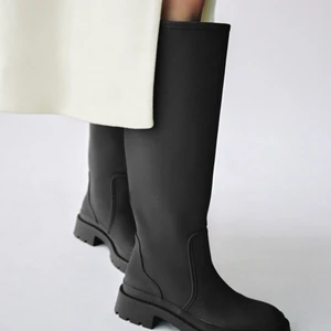 Zara stövlar  - Stövlar från zara som är använda 1 gång, storlek: 38! Skriv för fler bilder 