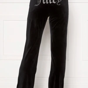 Juciy byxa svart - Hejsan jag säljer min juciy byxa i färgen svart. Använd några gånger rensar mitt garderob behöver få bort den 😅 alla diamanter på bakdelen finns kvar precis som ny!