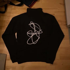 poetic collective half zip - poetic collective half zip i storlek M. aldrig använd i toppskick. köparen står för frakt 💚