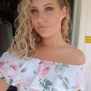 Blommig croptop - En fin blommig, somrig croptop som endast är använd 1 gång 🌸  (Frakt/porto kan diskuteras)