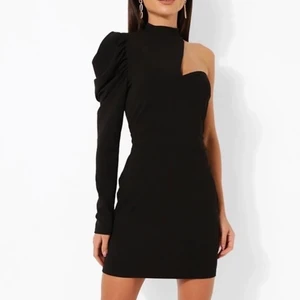 Klänning - Svart klänning helt ny med prislapp kvar, säljer då den är från utlandet o ej går att skicka tillbaka. 