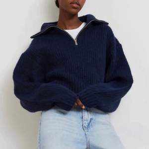 Superfin blå stickad zip up tröja från Gina tricot i storlek S. Lägger upp igen pga oseriös köpare. 💕 Fraktar eller möts upp i Göteborg