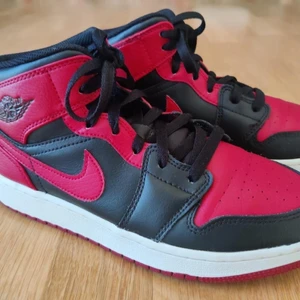 Jordans 1s i storlek 38 - Dom här har blivit för små för mig som är i gott skick och om ni vill ha flera bilder så hör av er