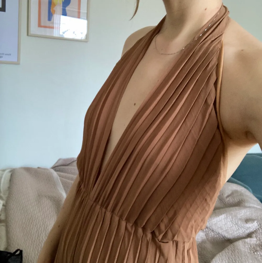 Världens finaste byxdress från Missguided som jag tyvärr aldrig använt pga för lång överkropp. Jättefin brun färg, halterneck, fin urringning och fint veckat tyg. ✨PRIS INKLUSIVE FRAKT✨. Klänningar.