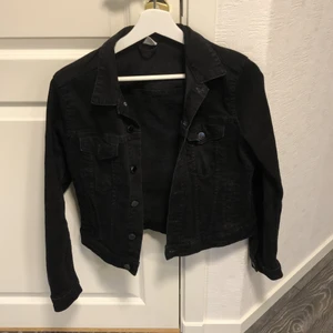 Jeans jacka  - En svart jeans jacka från H&M i bra skick. Frakt tillkommer 
