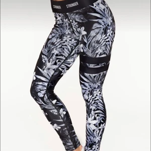 Stronger tights  - Säljer dessa sjukt snygga träningsthightsen från Stronger då de aldrig kommer till användning. Storlek XS men passar mig som har allt från XS-M då de är väldigt stretchiga💓 Köpta för 700kr men säljer för 300kr💕💕 skriv vid intresse, frågor eller fler bilder