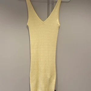 Klänning  - Perfekt klänning att de över sina badkläder under sommaren💛💛klänningen har små hål på sig så därför är den perfekt att ha över badkläderna