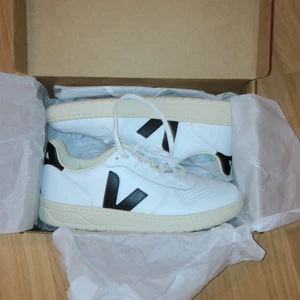 Veja sneakers - Helt nya veja sneakers i storlek 40. köpta för 1400.. köparen står för frakt 💚