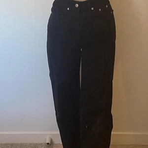 NA-KD jeans - Säljer ett par svarta loosefit jeans från NAKD, de är som nya då de tyvärr inte blivit använda så ofta.