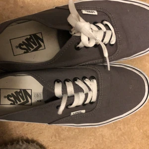 Vans  - Vans, använd några gånger, säljer pga de är för stora för mig.  Storlek 39