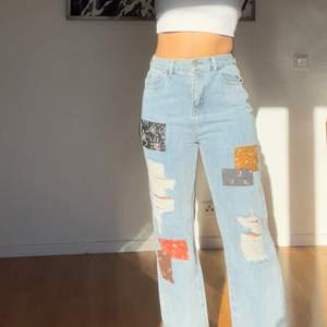 Jeans med lappmönster, helt oanvända! Står storlek L men skulle uppskatta som 38. Se även mina andra plagg för att få paketpris! ❤️‍🔥