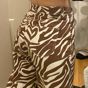 Mönstrade jeans  - Bruna zebramönstrade jeans från SHEIN, kommer inte till användning längre men i bra skick! Storlek xs men skulle säga att dom passar en s också