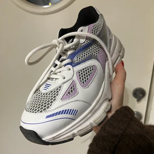 Axel Arigato Marathon Runner - Otroligt snygga och trendiga skor från Axel Arigato i lila/vit färg. Storlek 36. Använda ett fåtal gånger, i fint skick. Nypris 2600, säljes för 1500 med gratis frakt 💜