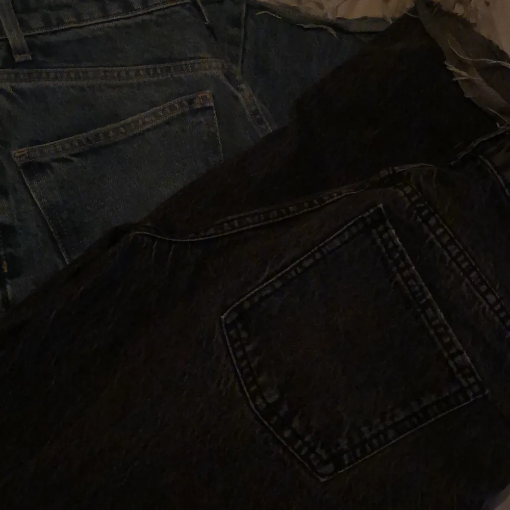 Ett par gråa jeans i storlek 36 och ett par blåa i stolek 34🥰 1 par för 250kr eller 400kr för båda 💗 Fler bilder finns att få. Jeans & Byxor.