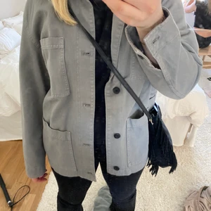Vår kappa - Skit snygg jacka i jeans matrial, i storlek S. Aldrig använd med prislappen kvar!!💗💗