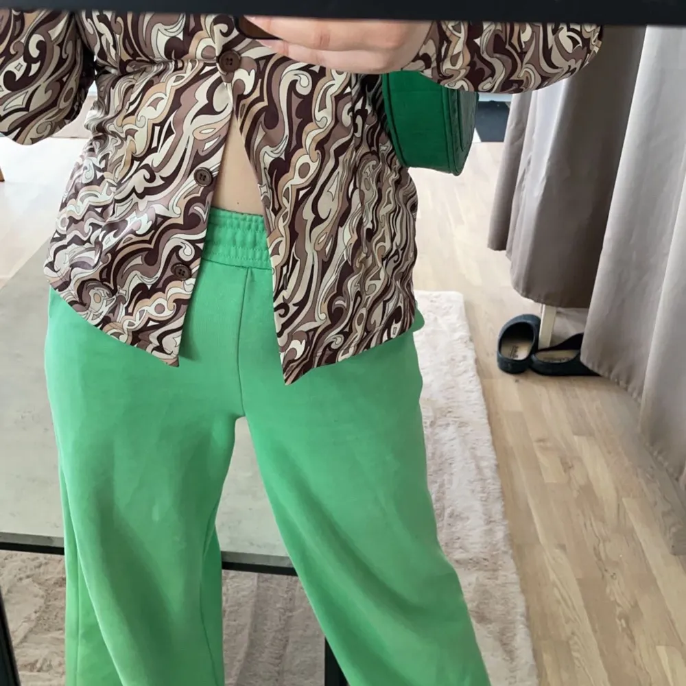 Gröna as sköna och trendiga mjukisbyxor! Perfekt med lite färg nu mot våren🌱🌼🙀😍. Jeans & Byxor.