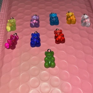 Gummibjörnar,berlocker  - Många olika färger ,söta,man kan göra örhängen med dem 🤍🤩